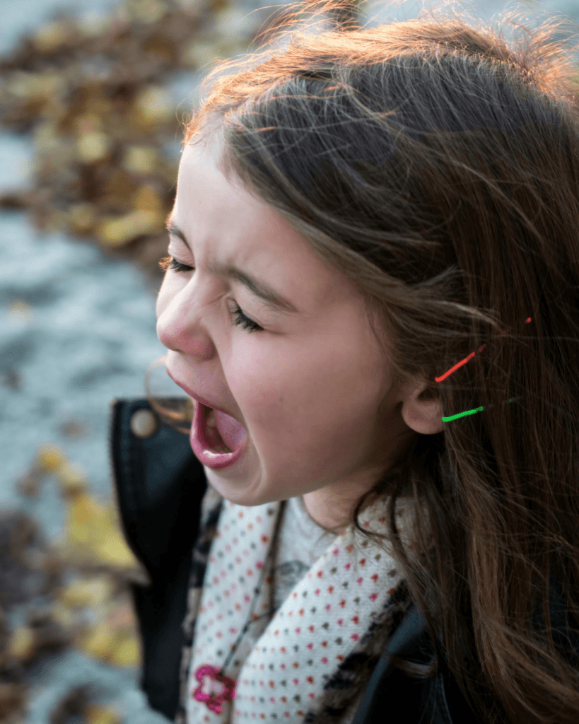 Colère, frustration, pleure, crise... Ton enfant explose et tu ne sais pas quoi faire ? La kinésiologie peut l'aider à gérer ce trop-plein émotionnel d'une autre façon.